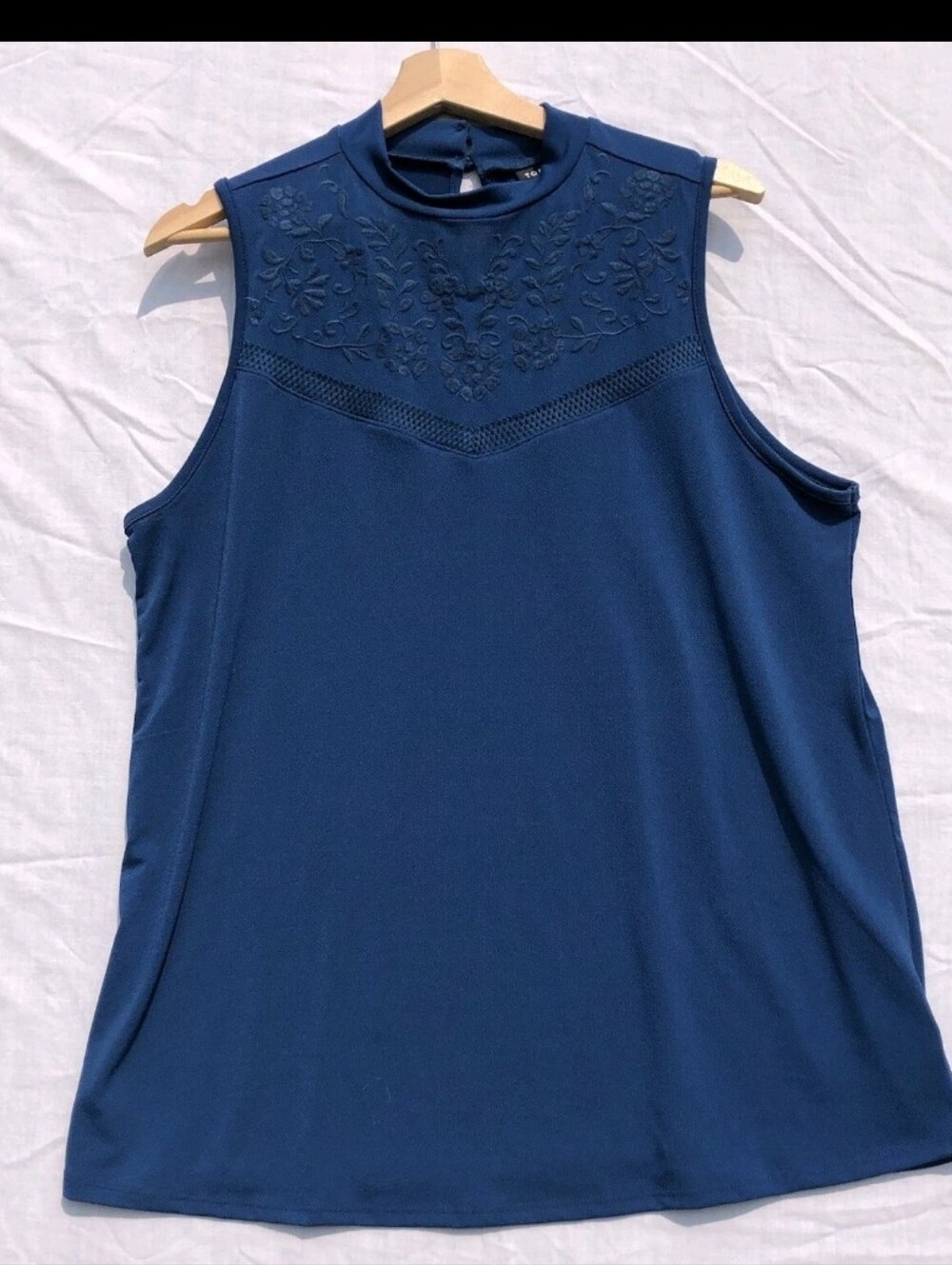 NWOT Womens Torrid Blue Sleeveless Top Size 1 Embroidered Flowers Flowly